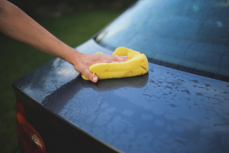 carrosserie-AMIRAT-min_cleaning_washing_carwash_sponge_car_auto_hand_man-722705